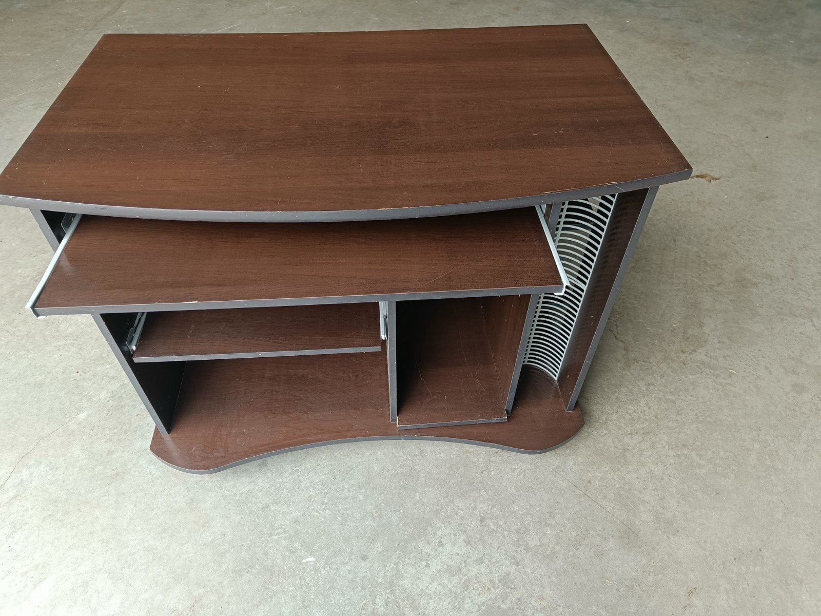 Compact computerbureau met uitschuifbaar toetsenbordblad, Huis en Inrichting, Kasten | Computermeubels, Ophalen, Gebruikt, Modern, functioneel