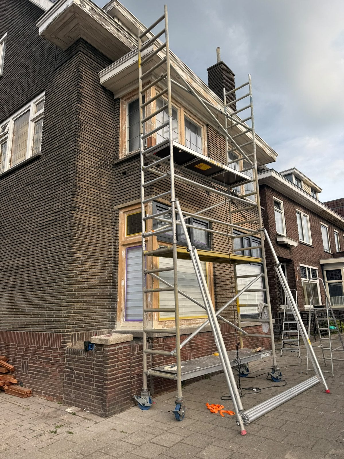 Te huur: Stevige smalle rolsteiger 8 meter hoog, Doe-het-zelf en Verbouw, Ophalen, Zo goed als nieuw, Rolsteiger of Kamersteiger