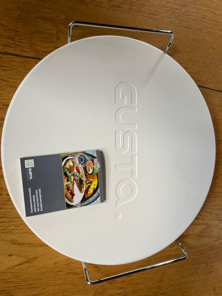 Gusto Pizza Steen Ø 33 cm met houder - Nieuw in doos, Ophalen of Verzenden, Nieuw