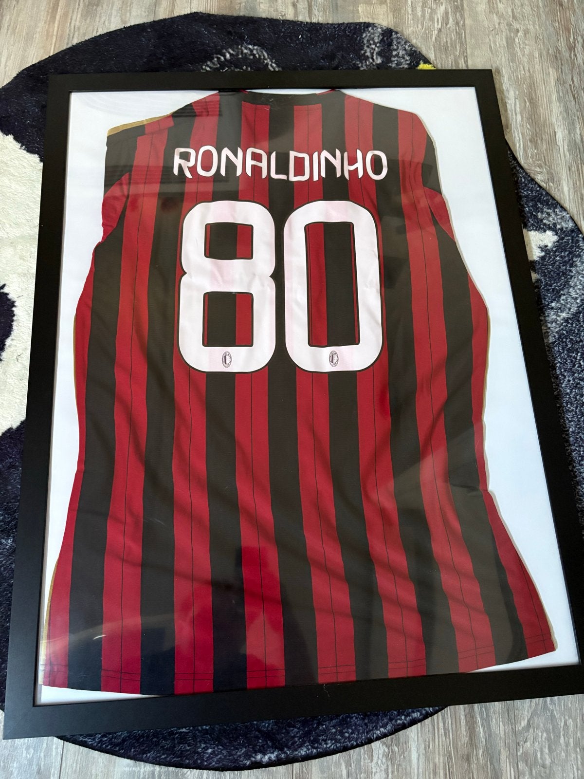 Ingelijst Ronaldinho AC Milan shirt - 60x80 cm, Zo goed als nieuw, Met afbeelding, Zwart, Hout