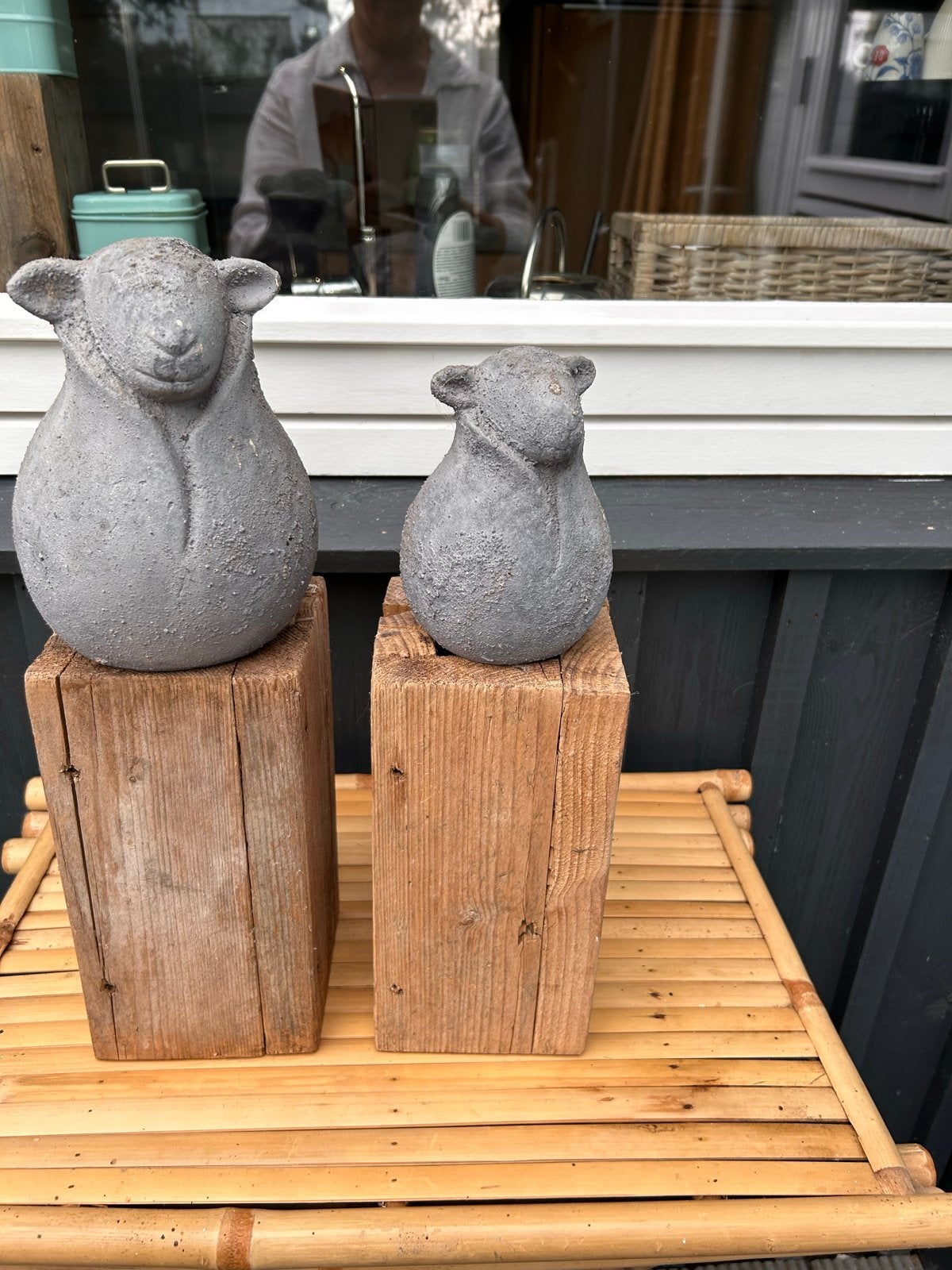 Betonnen schapen op houten sokkel - Set van 2, Gebruikt, Ophalen of Verzenden, Landelijk, Grijs