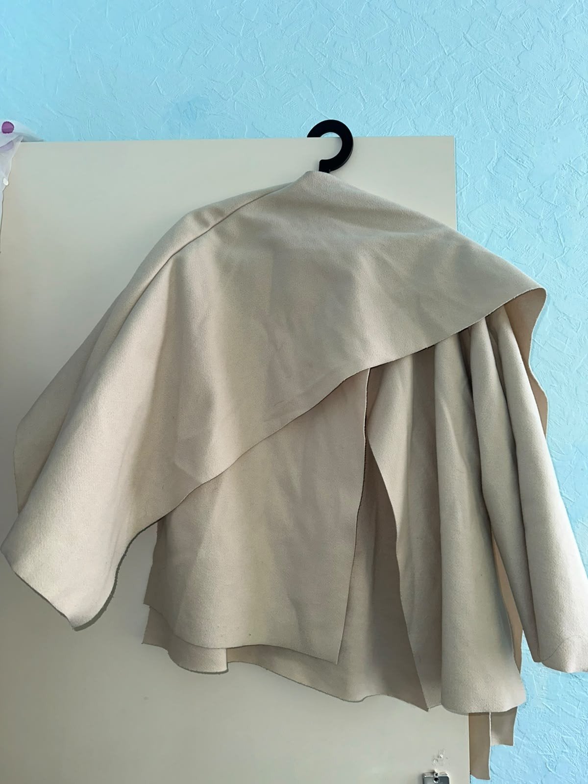 Beige cape / poncho, Ophalen of Verzenden, Zo goed als nieuw, Beige