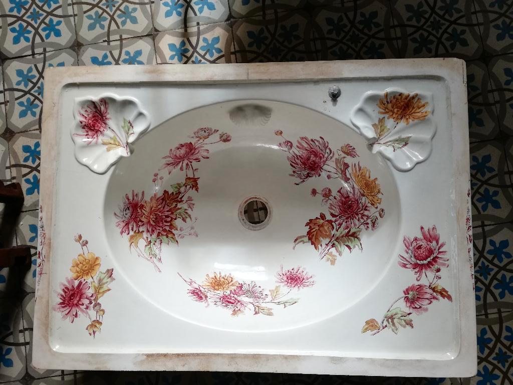 Antieke Engelse wastafel onderbouw gekleurde bloemen