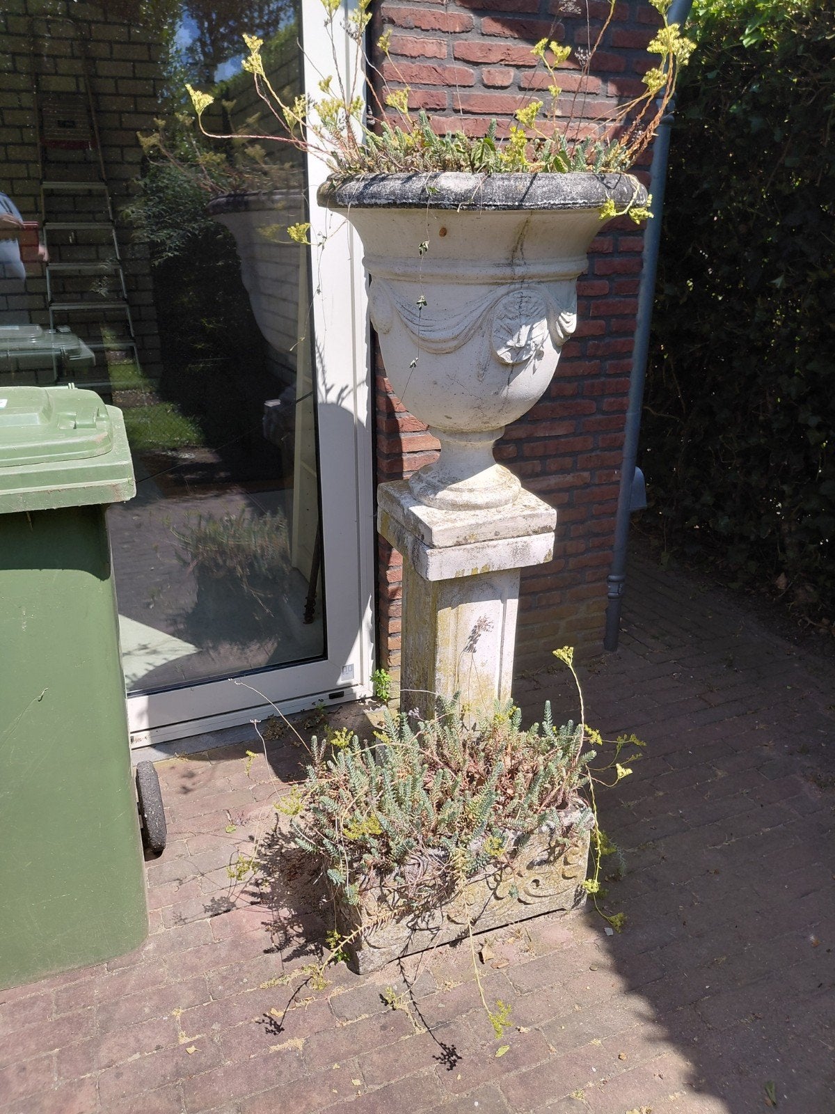 2 Grote stenen bloempotten met sokkel - Klassieke stijl, Ophalen, Gebruikt, Minder dan 60 cm, Balkon