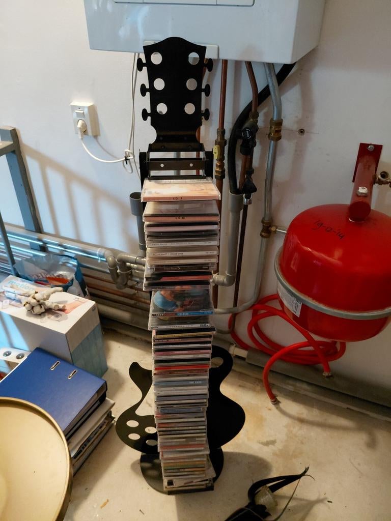 2x CD rek in gitaarvorm - Uniek en decoratief, Gebruikt, 75 tot 150 discs, Ophalen of Verzenden, Metaal