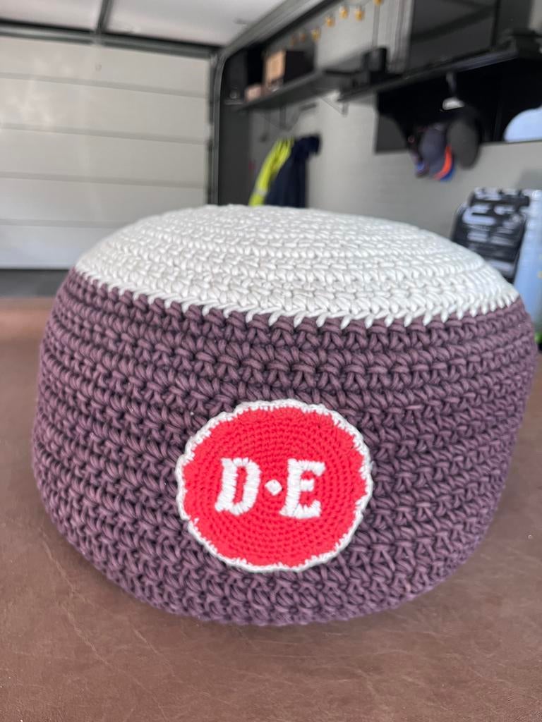 Gehaakte poef met D-E logo, Ophalen, Rond, Zo goed als nieuw, Stof