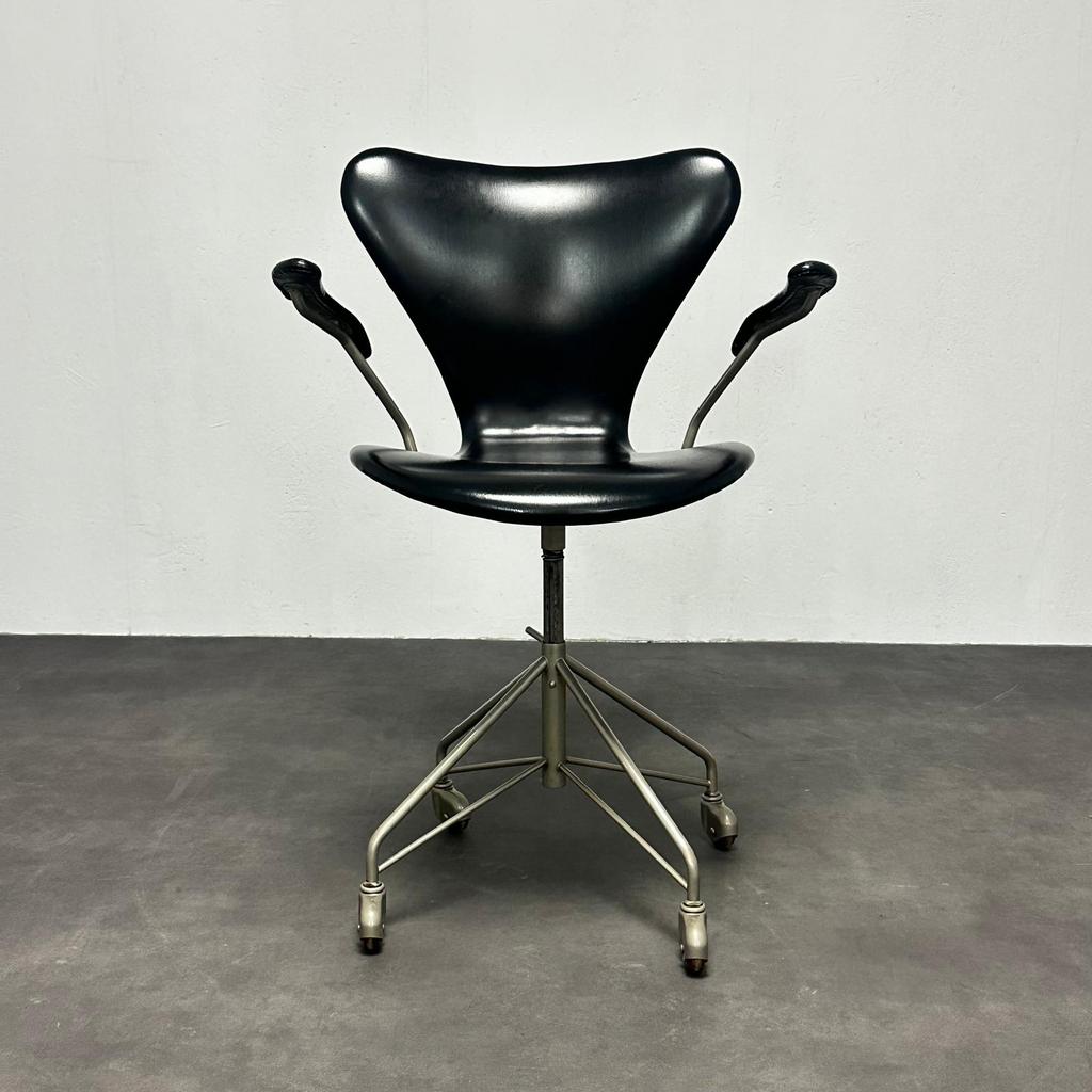 Swivel Desk Chair Black 3217 Jacobsen for Fritz Hansen 1950, Huis en Inrichting, Bureaustoelen, Ophalen, Gebruikt, Zwart
