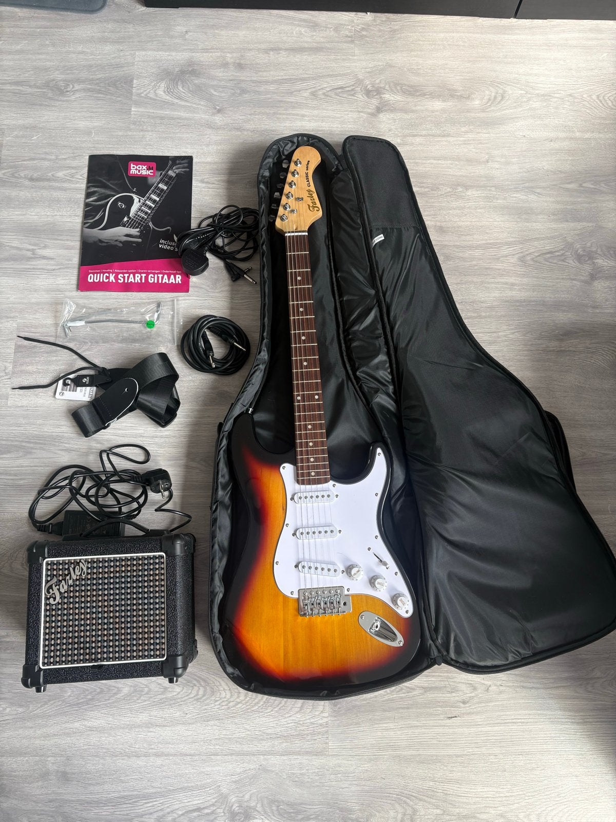 Elektrische gitaar set - nieuwstaat  - ideaal voor beginners, Met versterker, Zo goed als nieuw, Solid body, Ophalen