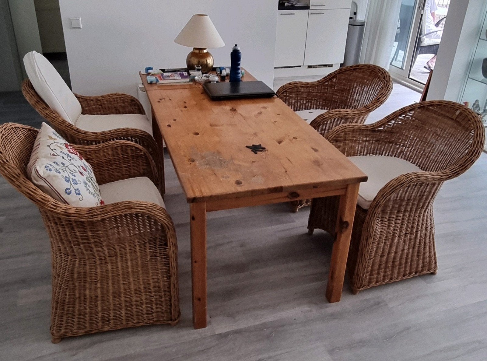 Houten eettafel met 4 rieten stoelen, Huis en Inrichting, Tafels | Eettafels, Ophalen, Gebruikt, 100 tot 150 cm, 50 tot 100 cm