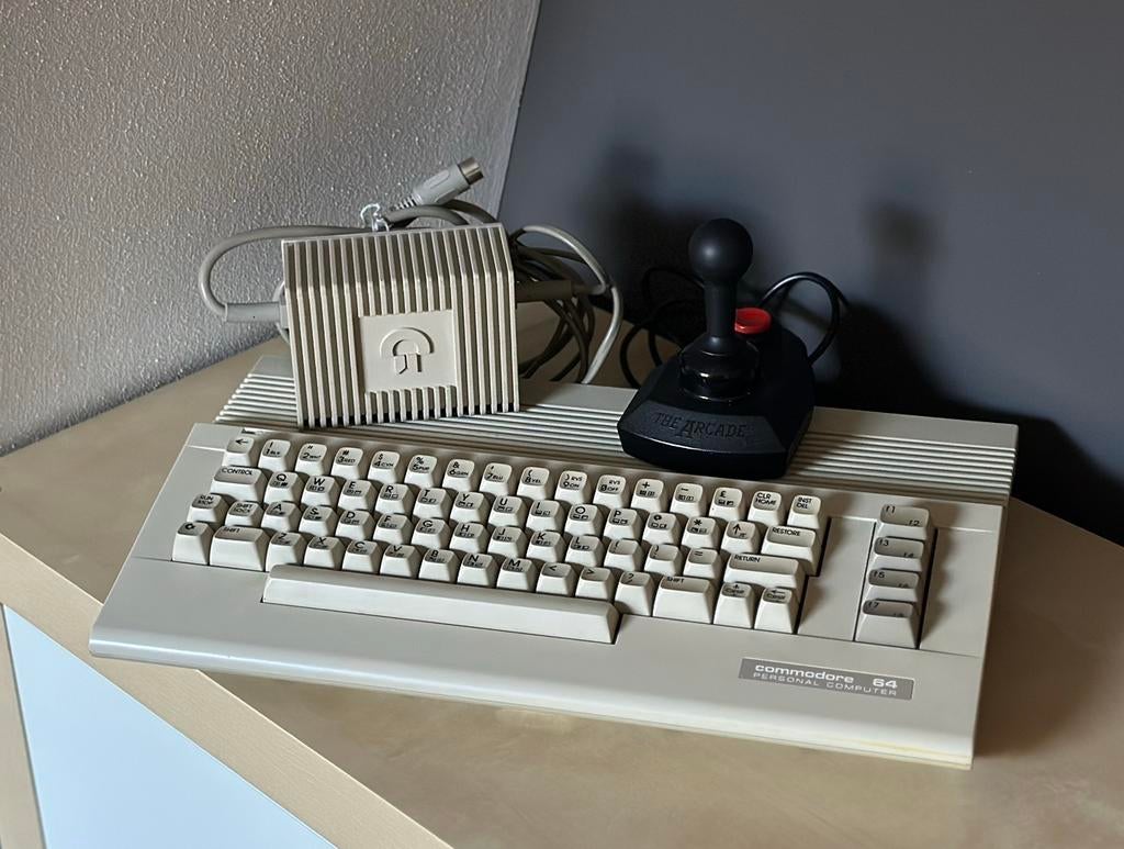 Commandore 64 (C64C) | incl. joystick, adapter & antenne, Spelcomputers en Games, Spelcomputers | Overige, Gebruikt, Overige merken