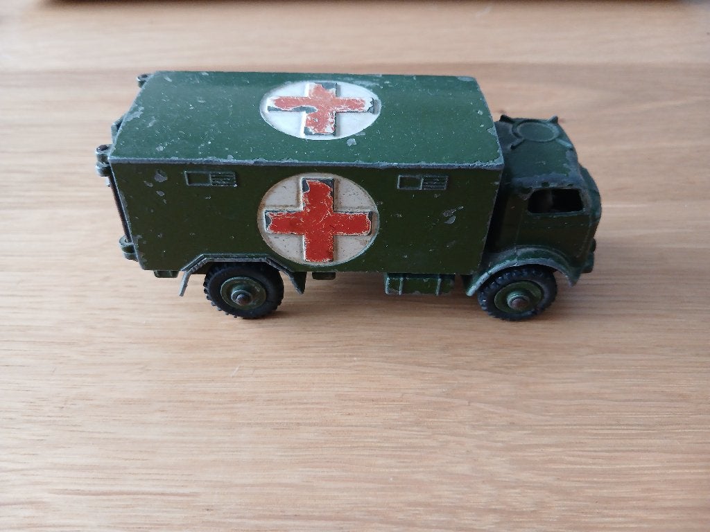 Dinky Toys nr 626 Bedford military army ambulance, Ophalen of Verzenden