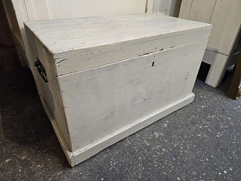 brocante kist ``WOONWINKEL RUSTIEK``, Ophalen of Verzenden