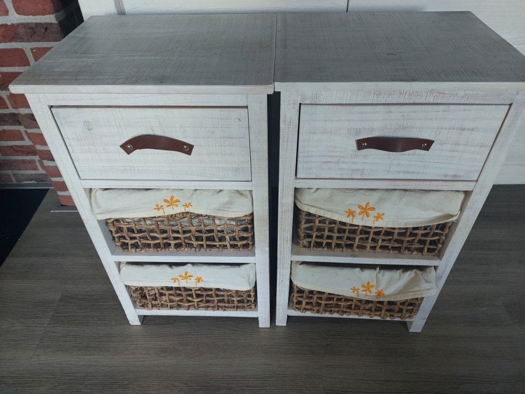 2 whitewash kastjes nachtkastje lade en rieten mandjes, Ophalen, Gebruikt