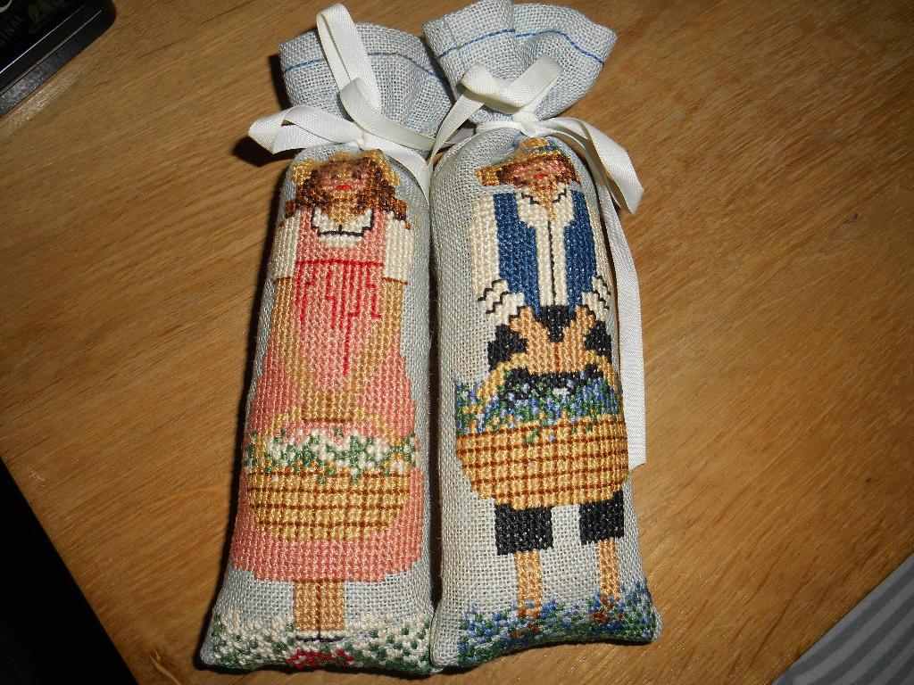 2 prachtige geborduurde lavendel zakjes voor in aan kast, Ophalen of Verzenden, Gebruikt, Handborduren, Overige typen