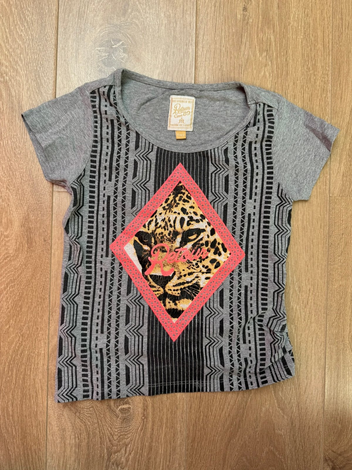 Retour t-shirt grijs/zwart met luipaard opdruk maat 8 | 122, Kinderen en Baby's, Ophalen of Verzenden, Gebruikt, Meisje, Shirt of Longsleeve