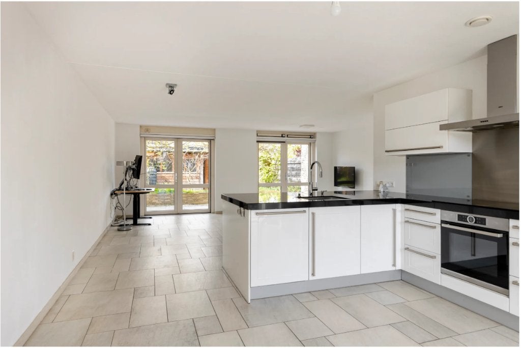Wit hoogglans keuken, L opstelling, bar en merk apparatuur, Huis en Inrichting, Keuken | Complete keukens, Ophalen, Gebruikt, Wit