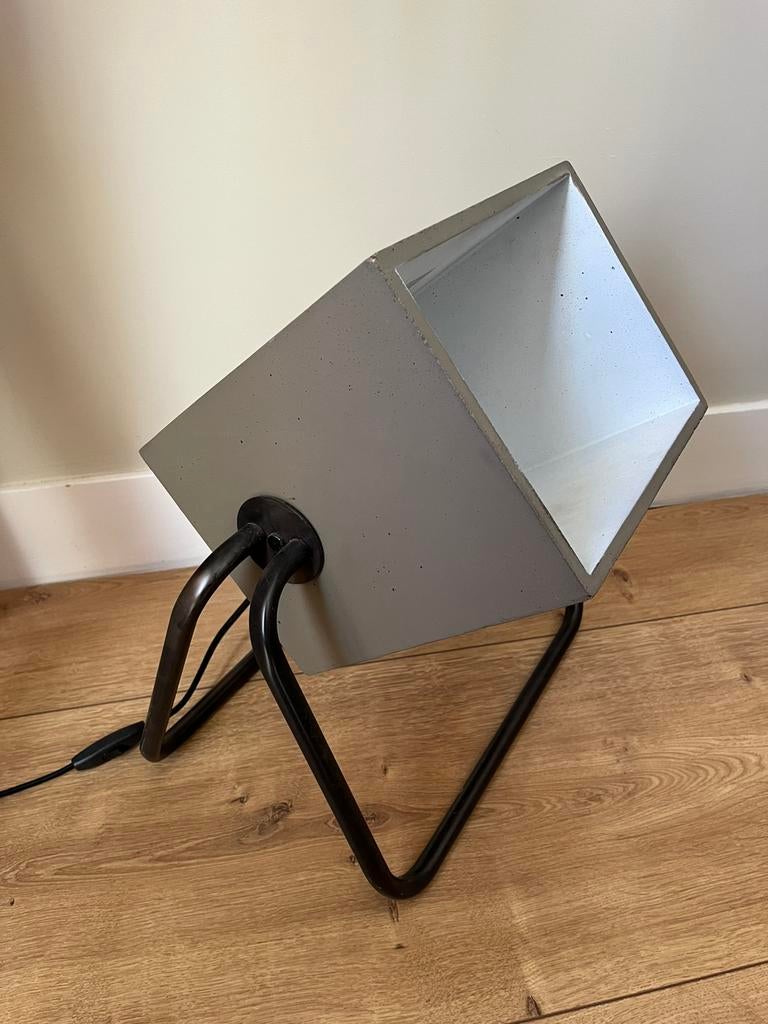 Zuiver Concrete up vloerlamp, Huis en Inrichting, Lampen | Vloerlampen, Zo goed als nieuw, Minder dan 100 cm, Metaal, Overige materialen