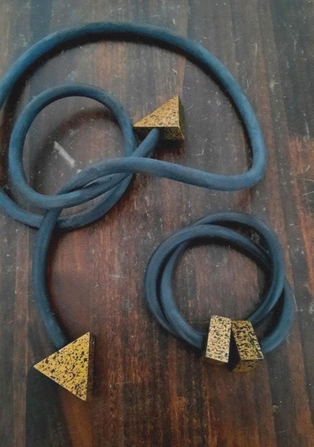 Zwarte rubberen ketting + armband met oker driehoekjes, Sieraden, Tassen en Uiterlijk, Verzenden, Gebruikt, Zwart, Overige materialen