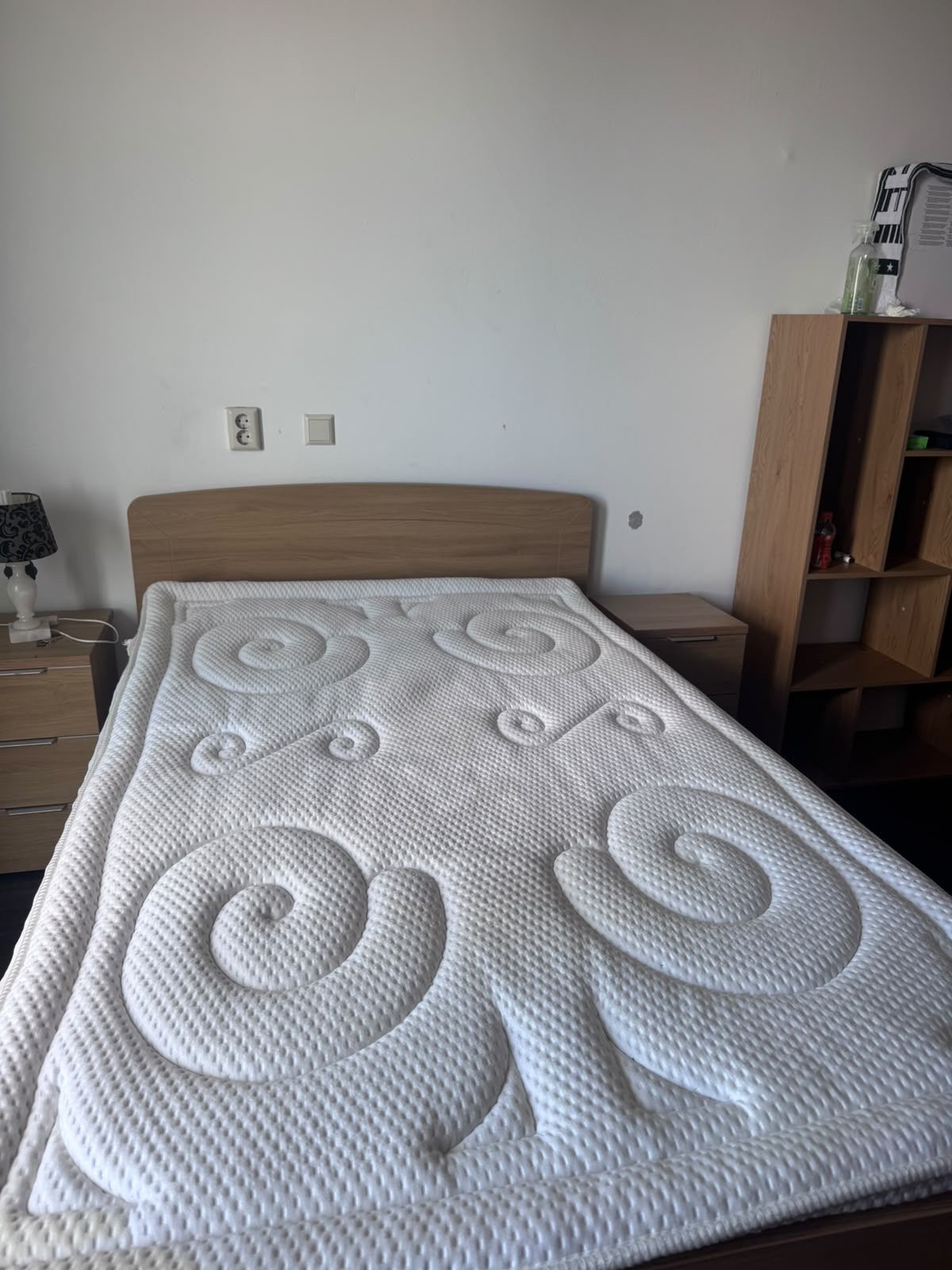 Complete slaapkamer: elektrisch bed + 2 nachtkastjes, Ophalen, Zo goed als nieuw, Tweepersoons