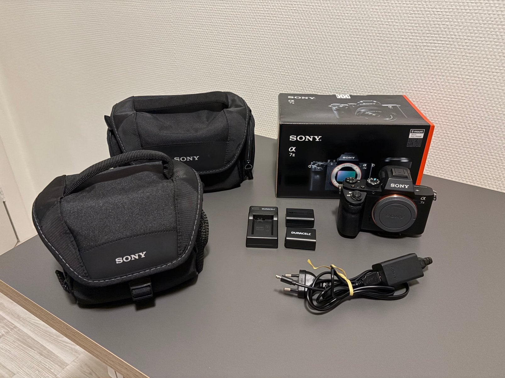 Sony A7II body met 2 batterijen, doos en cameratas