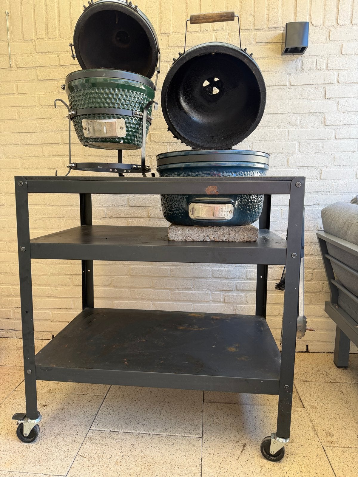 Kamado set: 2 barbecues met diverse accessoires en tafel, Ophalen, Gebruikt