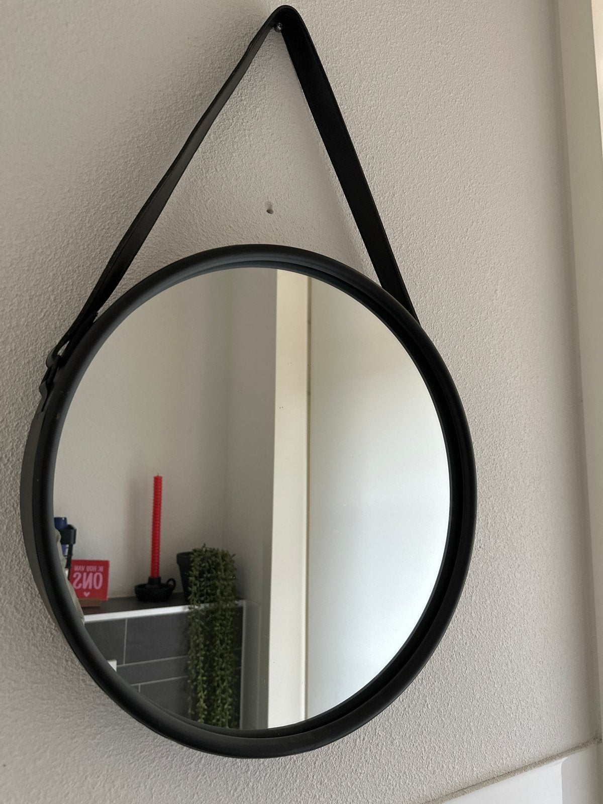 Ronde spiegel met zwarte rand en leren ophangband, Huis en Inrichting, Ophalen of Verzenden, Zo goed als nieuw, Rond, 50 tot 75 cm
