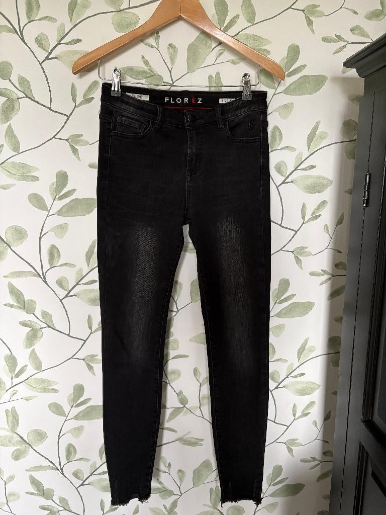 Florez zwarte spijkerbroek Bobbi slim fit 27, Kleding | Dames, Zwart, Ophalen of Verzenden, Zo goed als nieuw, W27 (confectie 34) of kleiner