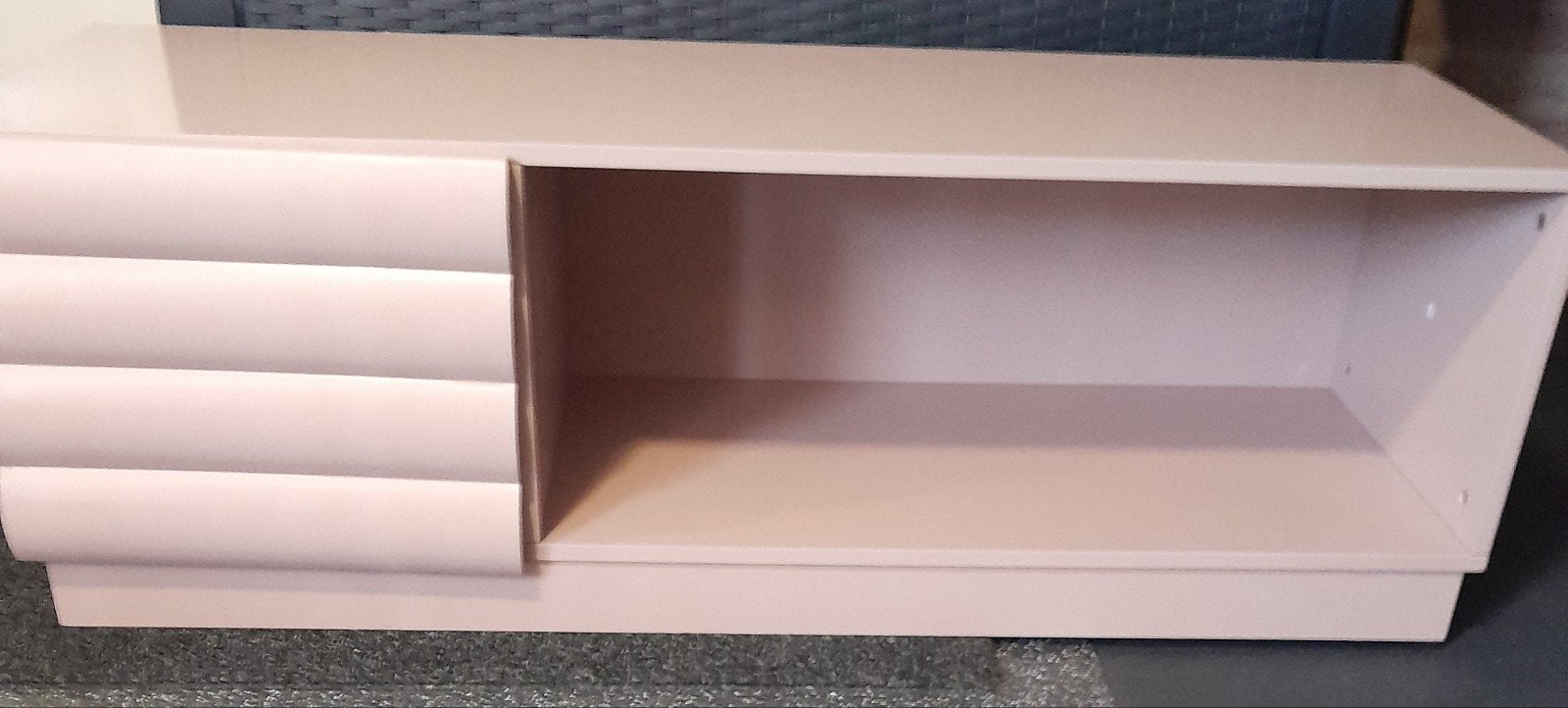 Roze TV-meubel/dressoir met opbergruimte, Ophalen, Overige materialen, Modern, Speels, 100 tot 150 cm