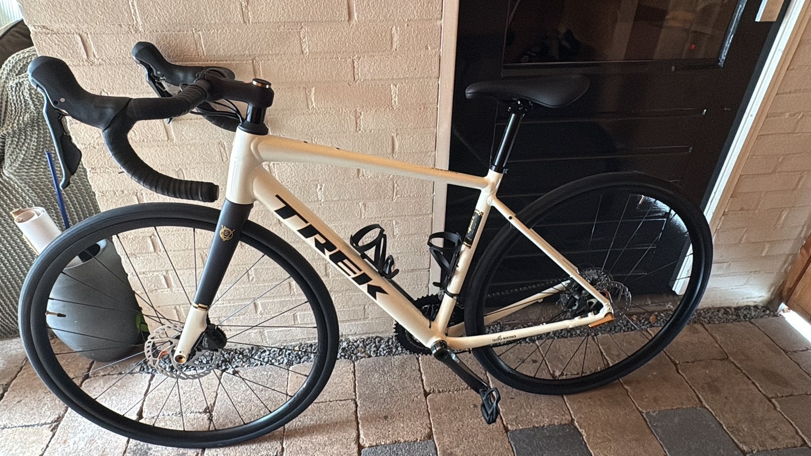 TREK Domane AL4 Gen 4 2026/ framemaat 52 (nieuw), 10 tot 15 versnellingen, 49 tot 53 cm, Schijfrem, Ophalen