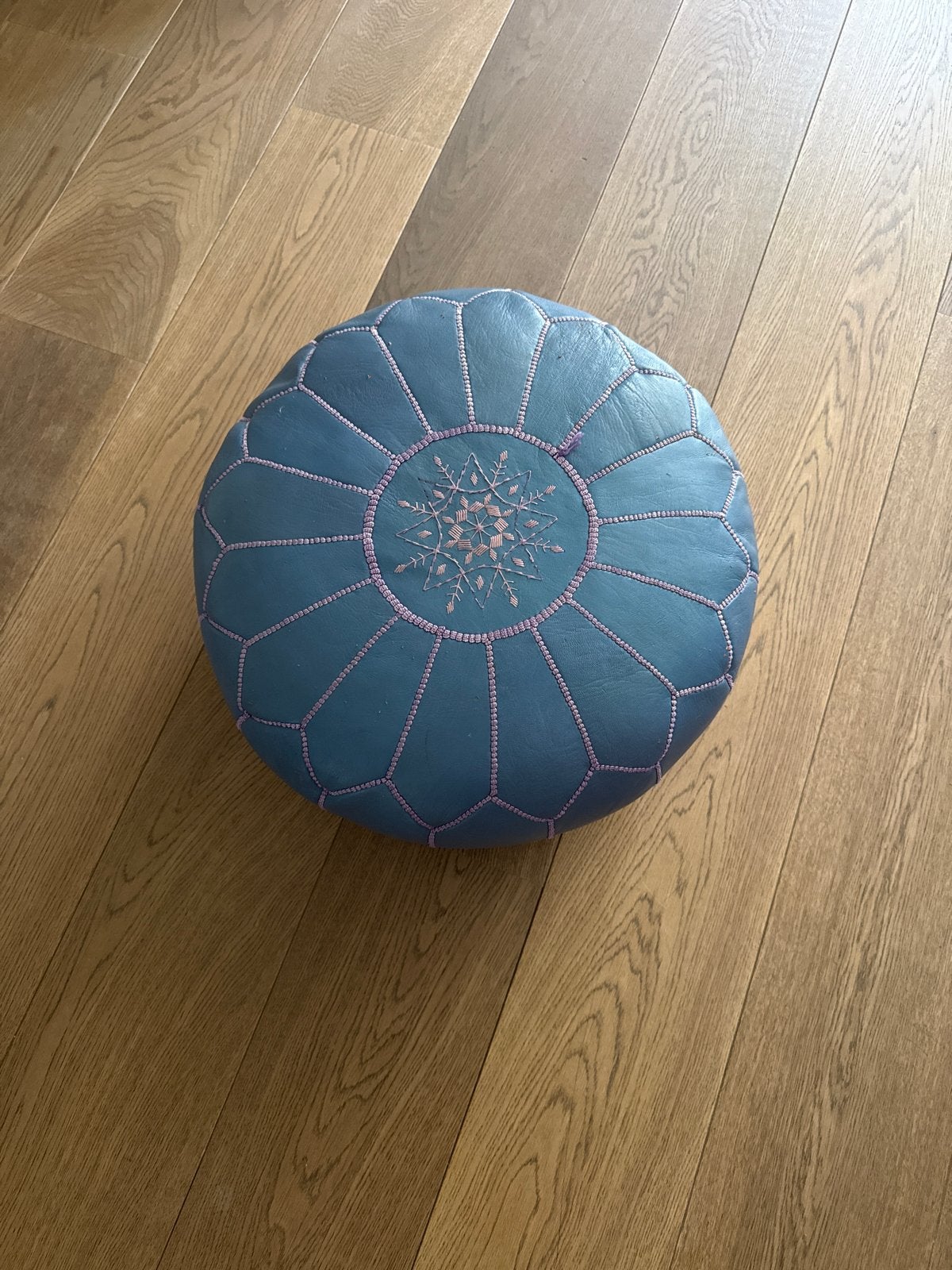 Marokkaanse poef van leer - Blauw met roze stiksels, Minder dan 50 cm, Gebruikt, Rond, Leer