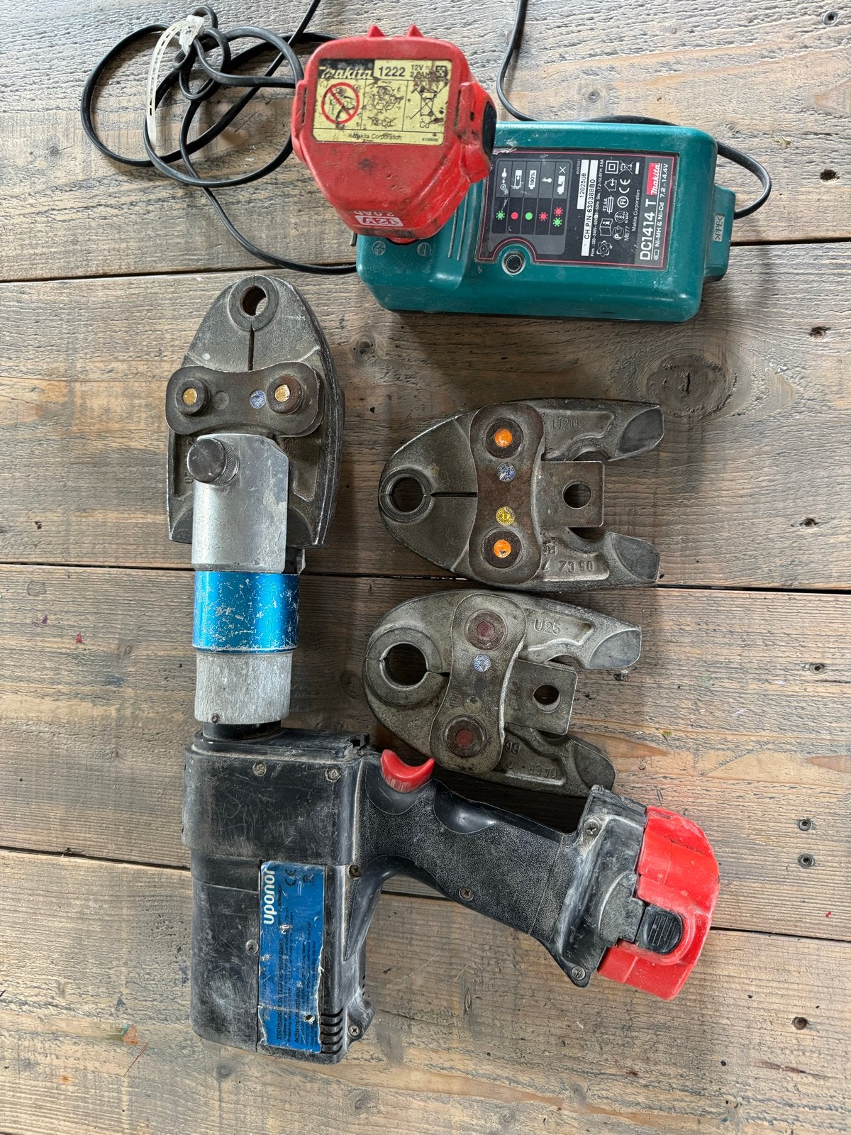 Uponor persmachine met Makita lader en persbekken, Ophalen of Verzenden, Gebruikt