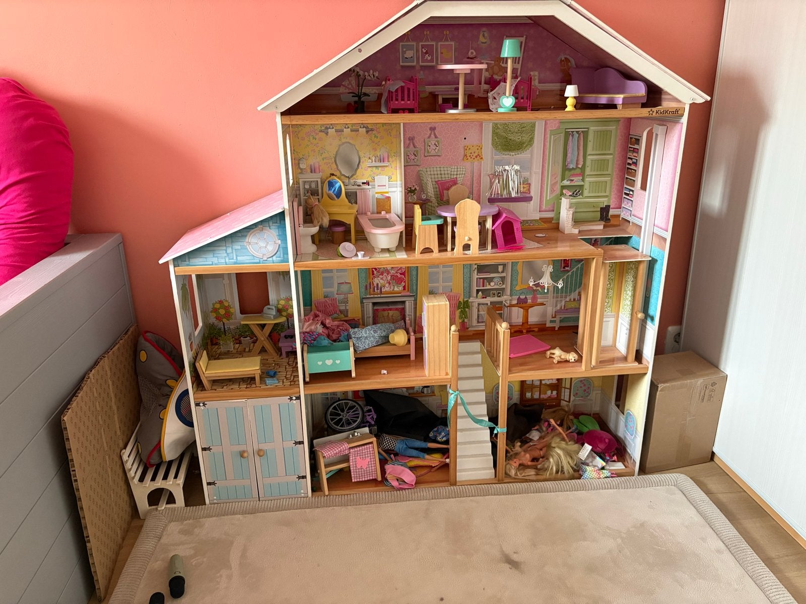 Groot houten poppenhuis met barbies en meubels, Ophalen, Gebruikt, Poppenhuis