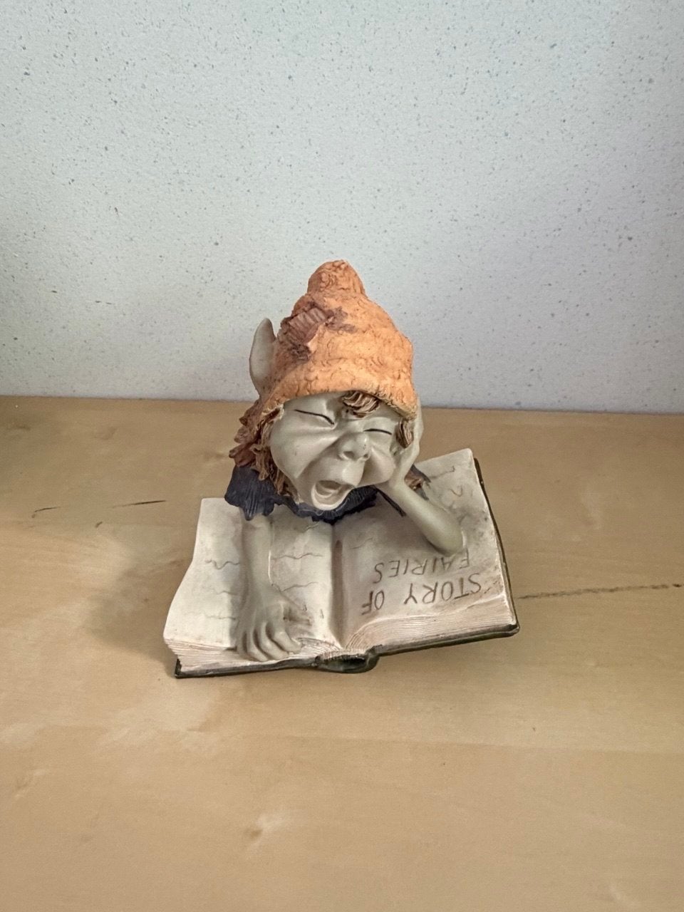 Leuke kabouter die een boek leest - Decoratie, Ophalen of Verzenden, Gebruikt