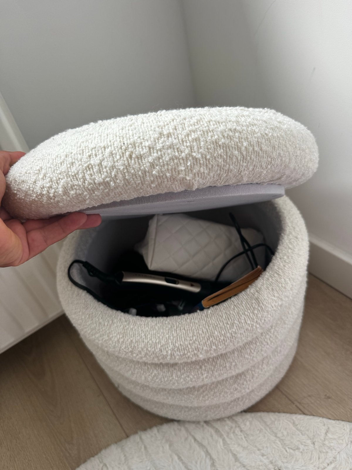 Witte poef met opbergruimte, Huis en Inrichting, Banken | Voetenbanken en Poefen, Ophalen, Minder dan 50 cm, Rond, Zo goed als nieuw