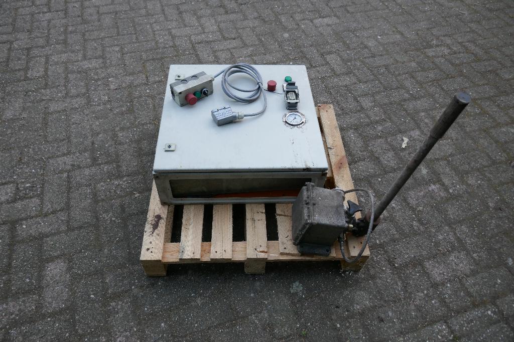 Hydrauliek unit in behuizing met handpomp, Ophalen, Zo goed als nieuw