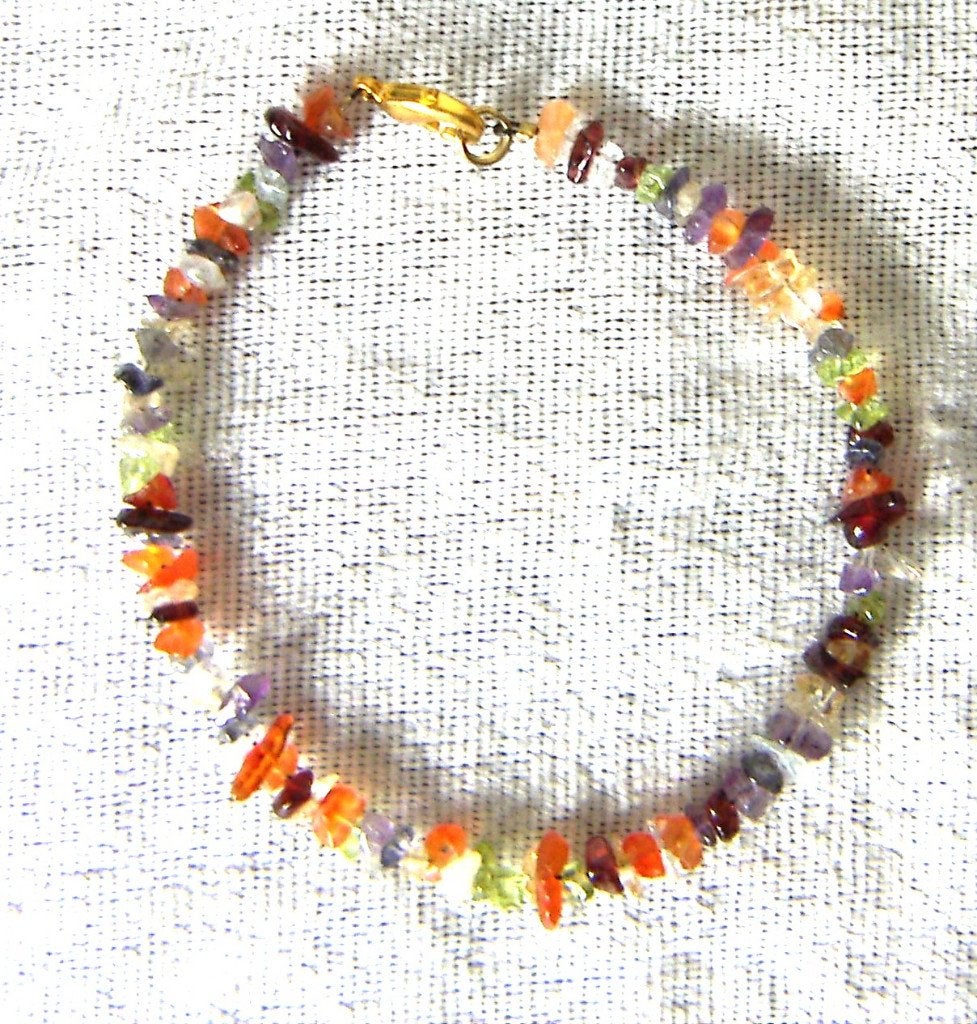Kleurrijke edelsteen armband met goudkleurige sluiting, Sieraden, Tassen en Uiterlijk, Overige materialen, Overige kleuren, Nieuw