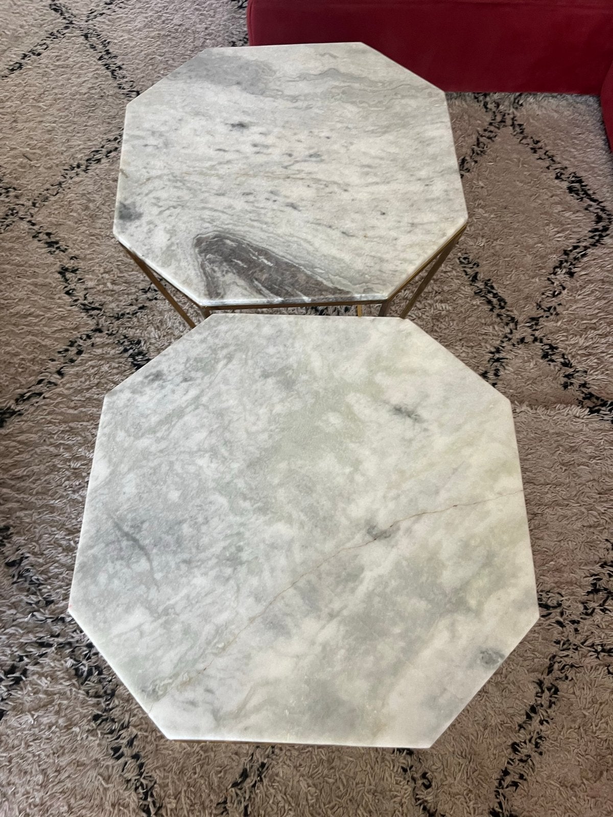 Set van 2 marmeren bijzettafels met gouden onderstel, Ophalen, Gebruikt, 50 tot 100 cm, Metaal