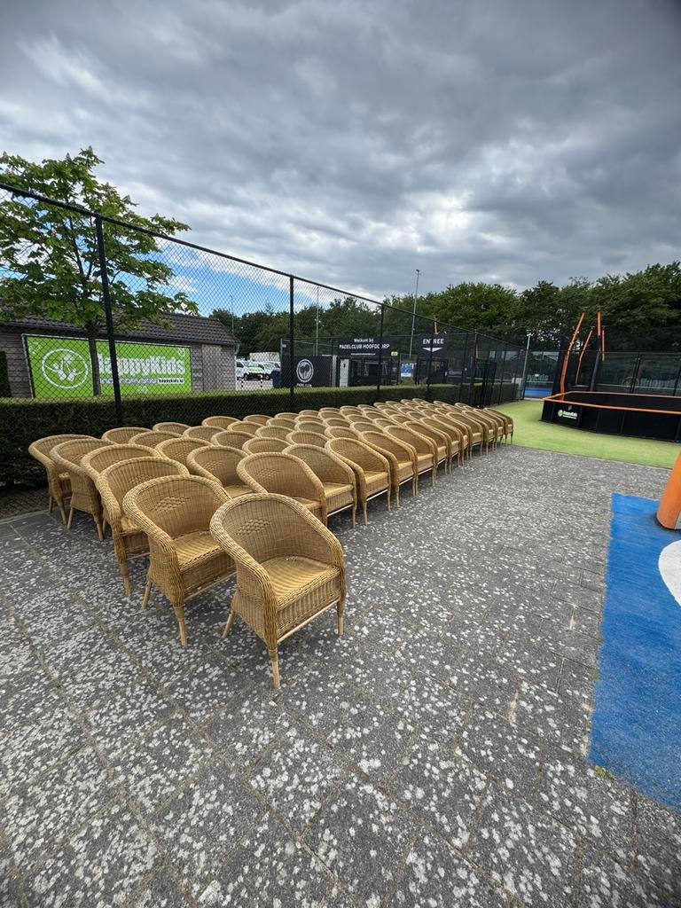 69x wicker terrasstoel rotan-look kuipstoel horeca tuin, Ophalen, Zo goed als nieuw