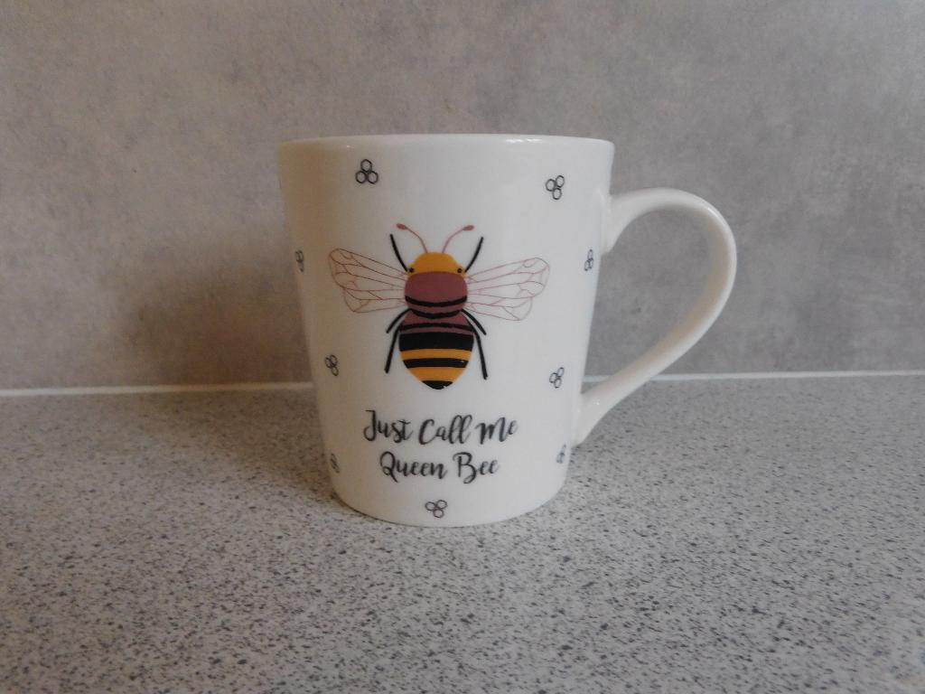 Mok Just call me Queen Bee Designed in England, Ophalen of Verzenden, Zo goed als nieuw, Overige stijlen, Kop(pen) en/of Schotel(s)