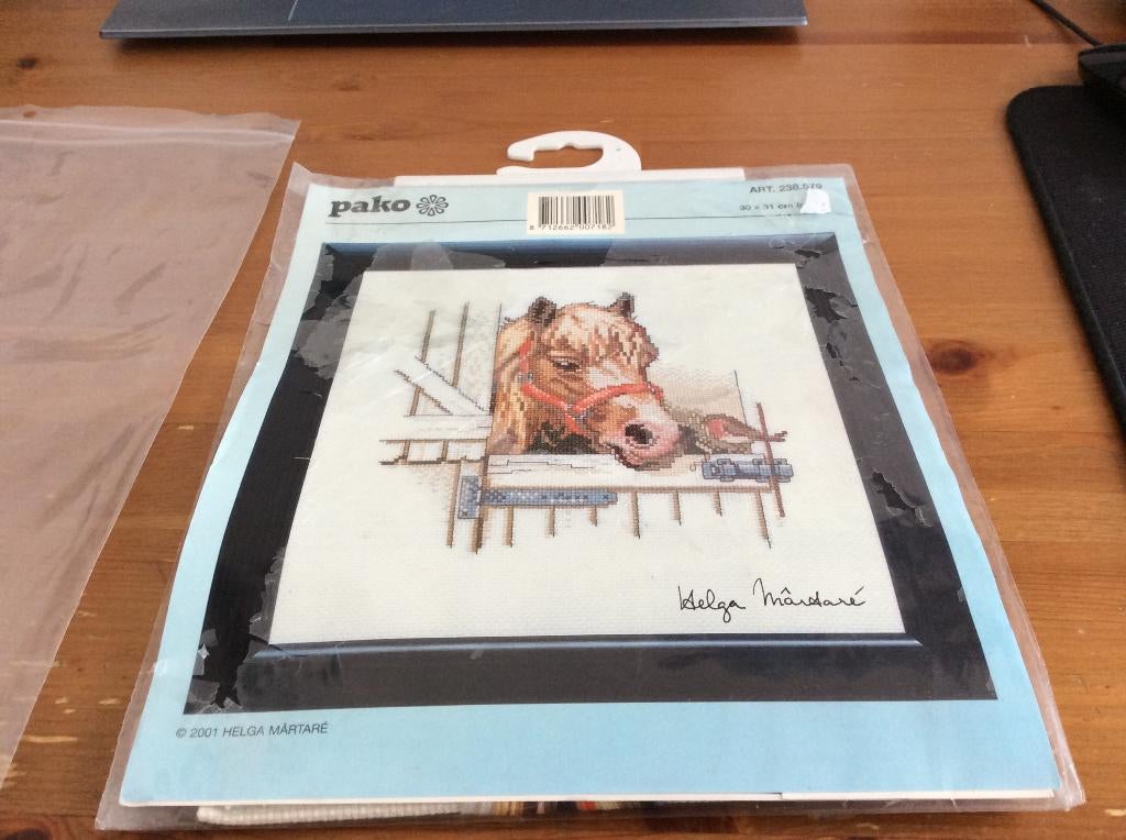 Pako borduurpakket Nr. 238579. paard in stal. Nieuw, Ophalen of Verzenden, Nieuw, Handborduren, Borduurpakket