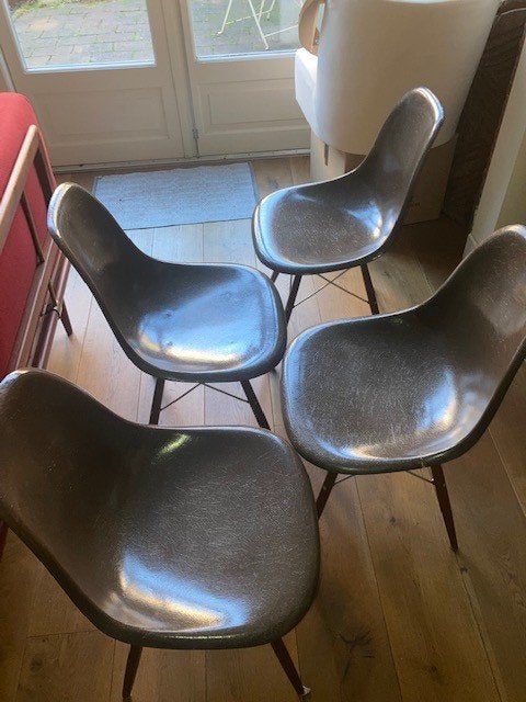 Charles en Ray Eames stoelen x 4, Huis en Inrichting, Stoelen, Ophalen, Gebruikt, Bruin, Vier