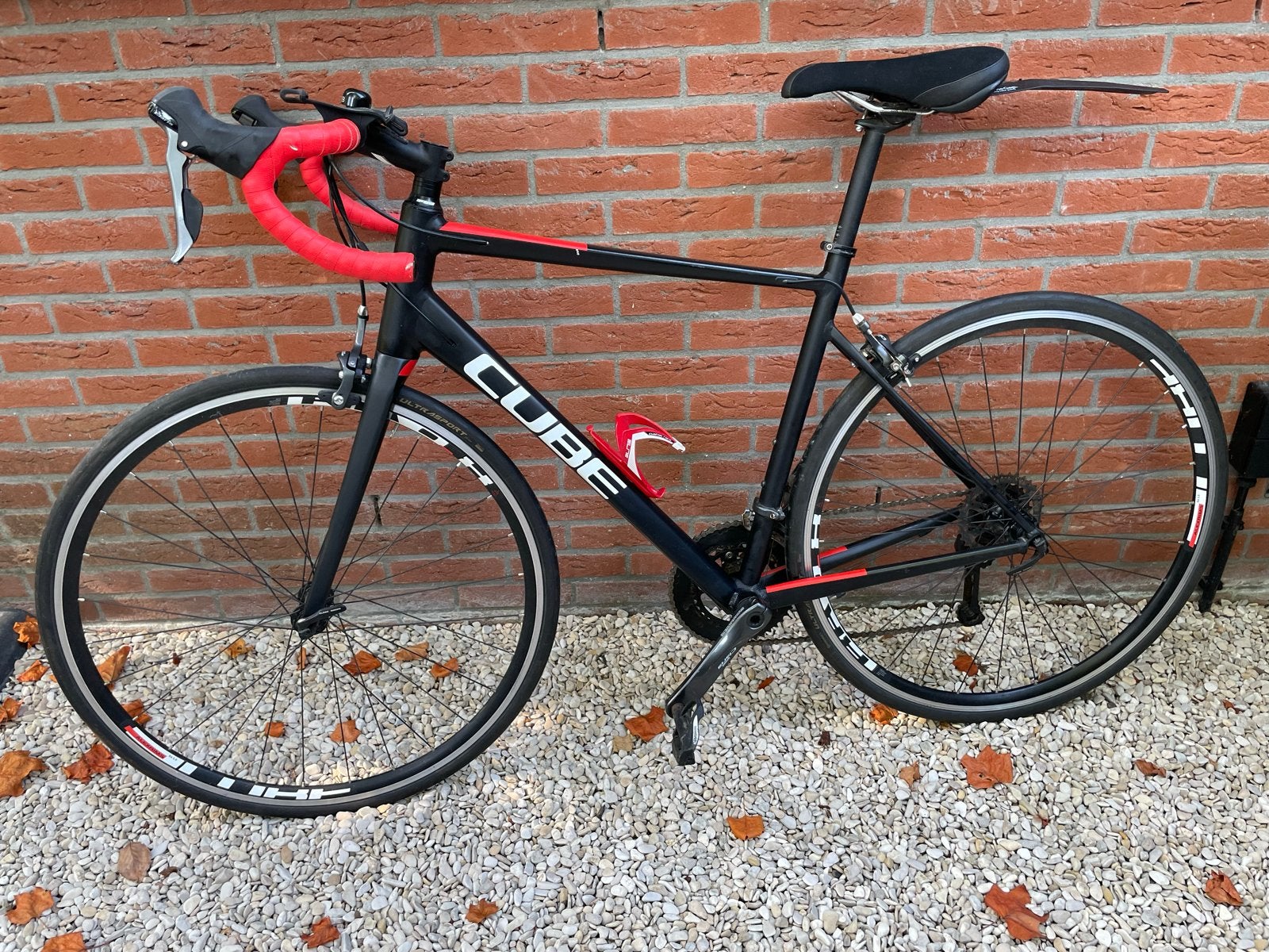 Cube Attain racefiets, Zwart/Rood. Shimano Claris, 56cm, 28 inch, Gebruikt, Velgrem, Aluminium