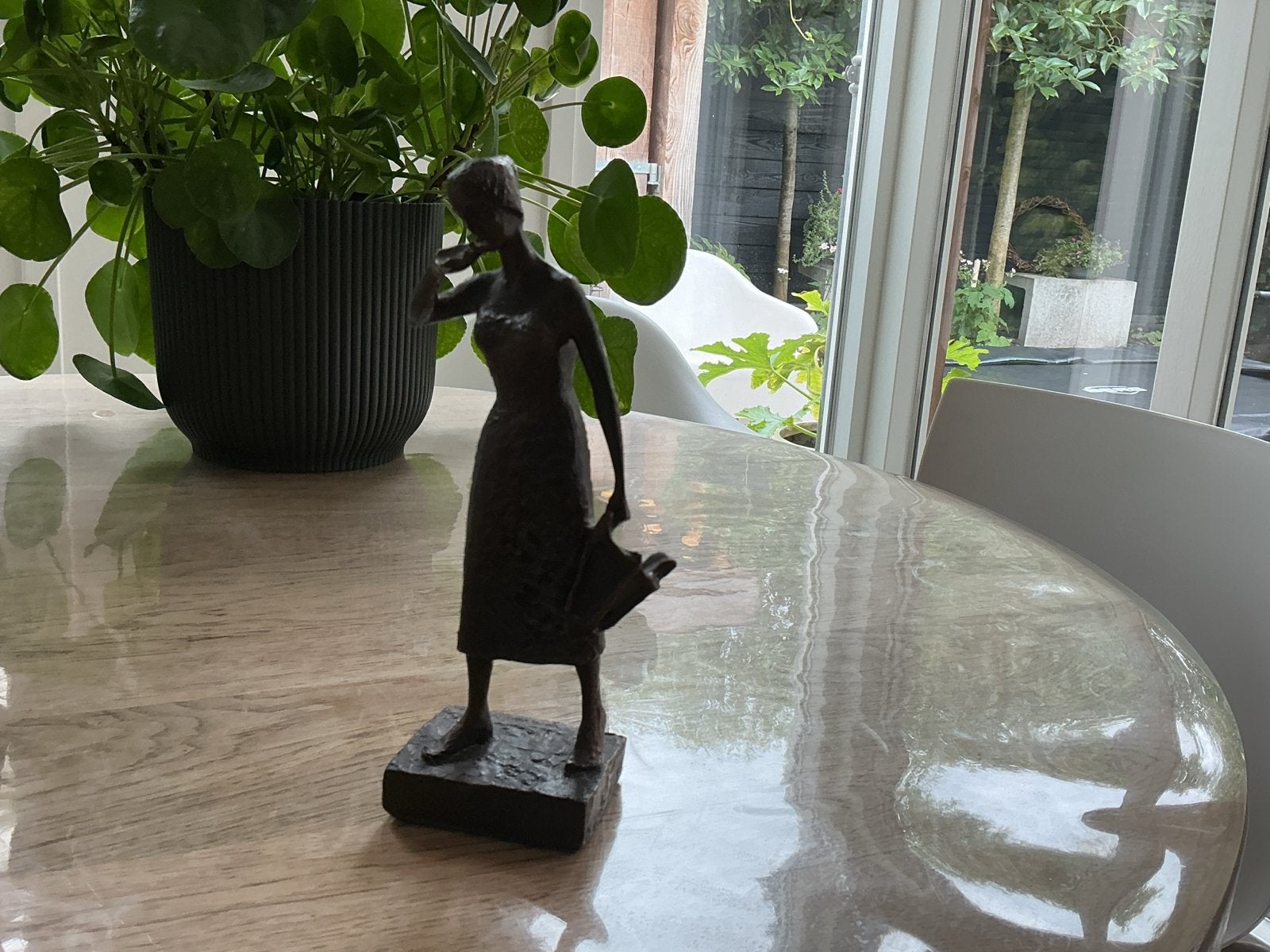 Bronzen beeldje vrouw gesigneerd Vera van Hasselt, Antiek en Kunst, Kunst | Beelden en Houtsnijwerken, Minder dan 20 cm, Ophalen of Verzenden