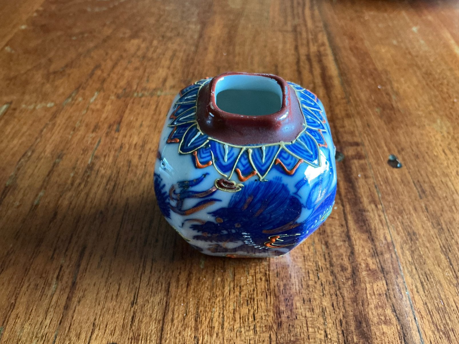 CHINEES DRAKENVAASJE, GEMERKT, GOUDKLEURIG ACCENTEN, Antiek en Kunst, Antiek | Vazen, Ophalen of Verzenden