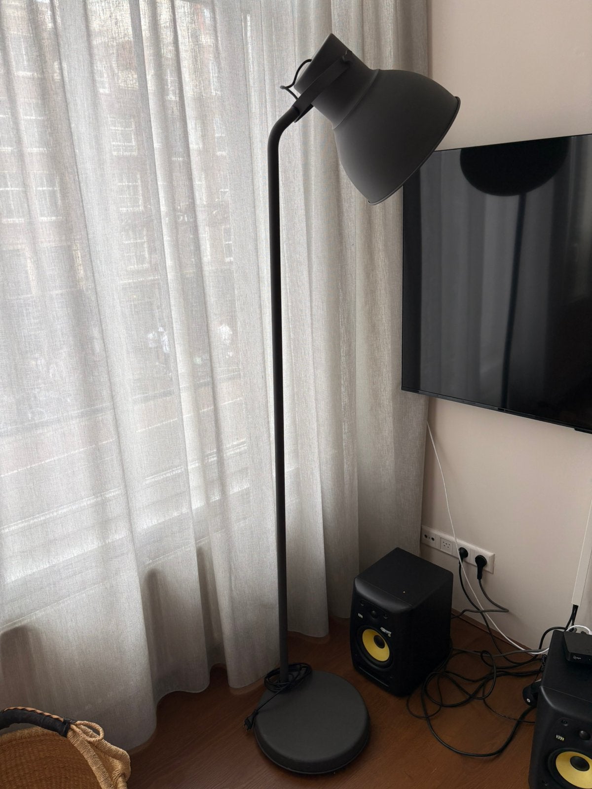 Staande lamp donkergrijs ‘Hektar’ Ikea, Huis en Inrichting, Lampen | Vloerlampen, Ophalen, Gebruikt, 150 tot 200 cm