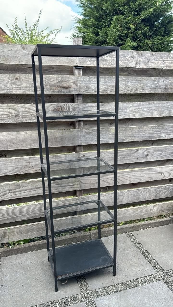 Zwarte vitrinekast met glazen planken, Ophalen, Met plank(en), Gebruikt, 50 tot 100 cm