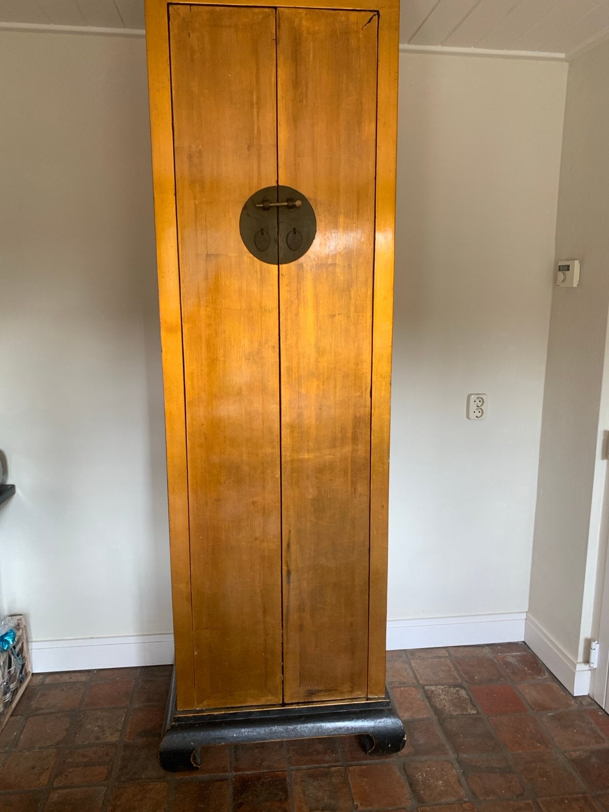 Goudkleurige houten kast, Ophalen
