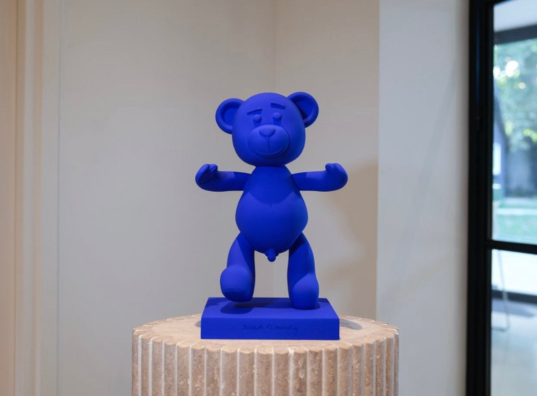 Bare Hug Klibansky, Ophalen of Verzenden, Beeld, Blauw