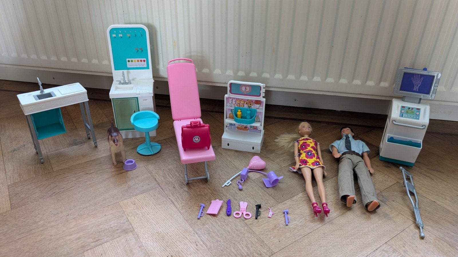 Barbie Dierenarts Praktijk met Poppen en Accessoires, Ophalen of Verzenden, Gebruikt, Barbie