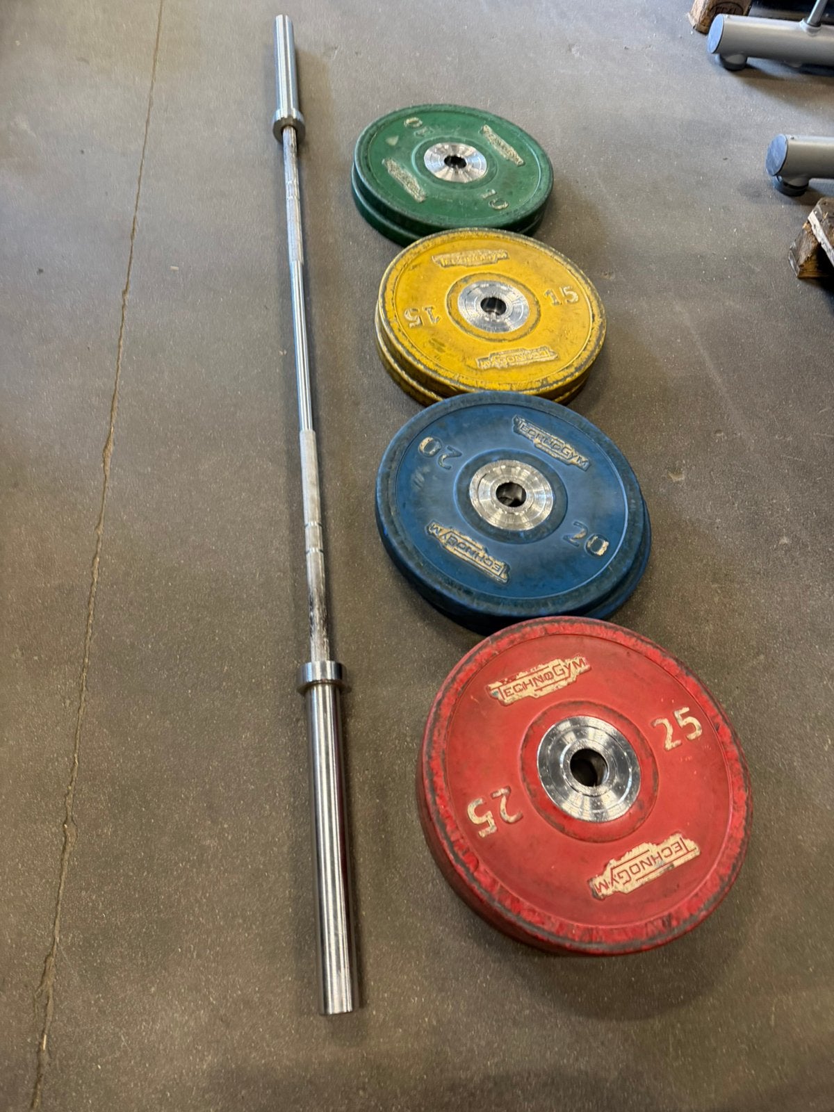 140kg Technogym Compition Bumperplates + Barbell, Ophalen, Gebruikt, Halterschijven